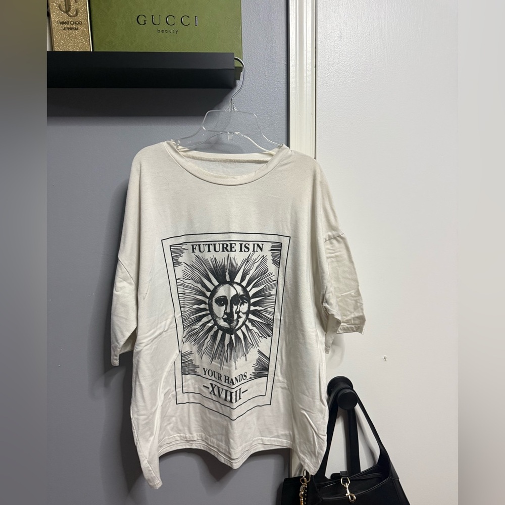 Graphic Sun Motif Short Sleeve Tee in Off-White